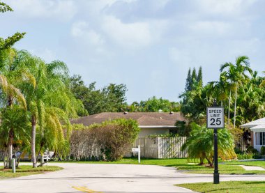 Weston, FL, ABD - 8 Kasım 2022: Weston Florida 'da lüks bir evin fotoğrafı. Weston 1996 'da kurulmuş.