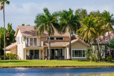 Weston, FL, ABD - 8 Kasım 2022: Weston Florida 'da lüks bir evin fotoğrafı. Weston 1996 'da kurulmuş.