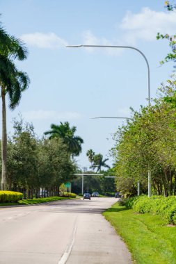 Weston Florida ABD 'deki temiz ve temiz peyzaj sokakları.