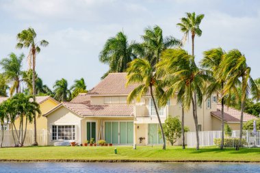 Weston, FL, ABD - 8 Kasım 2022: Weston Florida 'da lüks bir evin fotoğrafı. Weston 1996 'da kurulmuş.