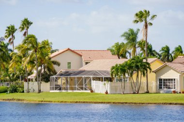 Weston, FL, ABD - 8 Kasım 2022: Weston Florida 'da lüks bir evin fotoğrafı. Weston 1996 'da kurulmuş.