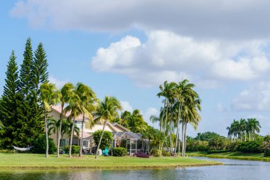 Weston, FL, ABD - 8 Kasım 2022: Weston Florida 'da lüks bir evin fotoğrafı. Weston 1996 'da kurulmuş.