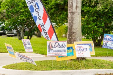 Weston, FL, ABD - 8 Kasım 2022: Tequesta Trace Ortaokulu 'ndaki oy kullanma merkezinin fotoğrafı