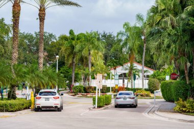 Weston, FL, ABD - 8 Kasım 2022 Zümrüt Adası yerleşim alanının güvenli giriş fotoğrafı