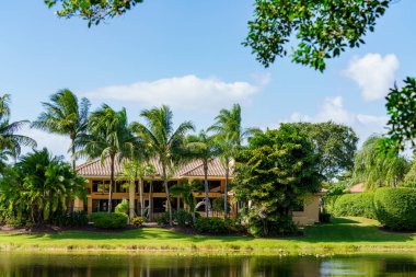 Weston, FL, ABD - 8 Kasım 2022: Weston Florida 'da lüks bir evin fotoğrafı. Weston 1996 'da kurulmuş.