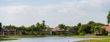 Weston Florida 'da bir göldeki lüks evlerin panorama fotoğrafı.