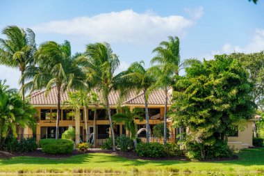 Weston, FL, ABD - 8 Kasım 2022: Weston Florida 'da lüks bir evin fotoğrafı. Weston 1996 'da kurulmuş.