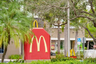 Weston, FL, ABD - 8 Kasım 2022: Weston Florida ABD 'deki McDonalds Restoran fotoğrafı