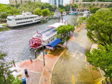 Fort Lauderdale, FL, ABD - 10 Kasım 2022: Fort Lauderdale seli ve Nicole kasırgasından sonra King Tide