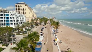 Nicole Fort Lauderdale FL Kasırgası 'ndan yola çıkan kum.