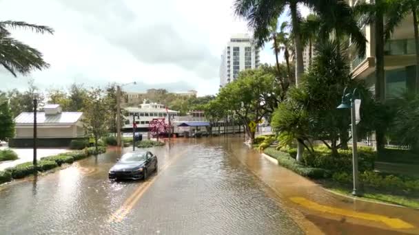 ハリケーン ニコル後フォートローダーデールFl Usa 嵐のサージ洪水 New Riverが通りにこぼれる — ストック動画