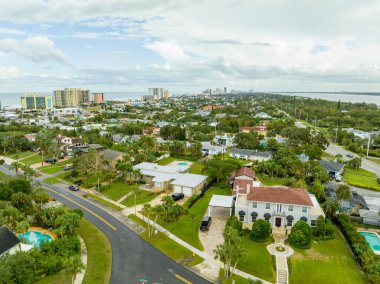 Daytona Beach FL 'deki tek kişilik aile evlerinin hava fotoğrafı.