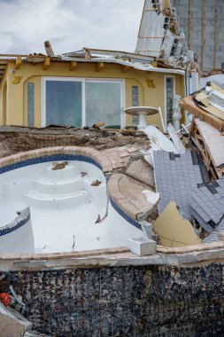 Sahil evleri Nicole Daytona Kasırgası tarafından tamamen yok edildi.