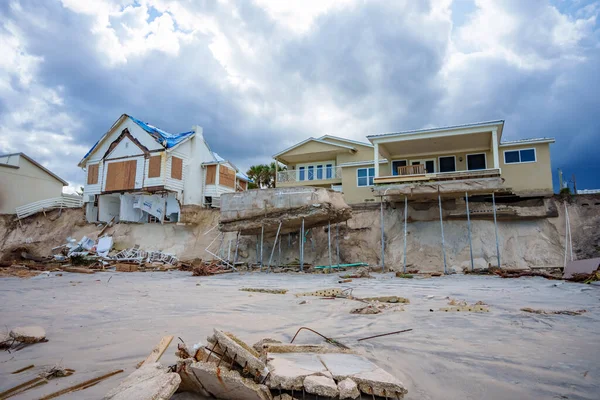 Nicole Kasırgası Tarafından Yıkılan Evlerin Fotoğrafı Büyük Dalgalar Fırtına Dalgaları — Stok fotoğraf