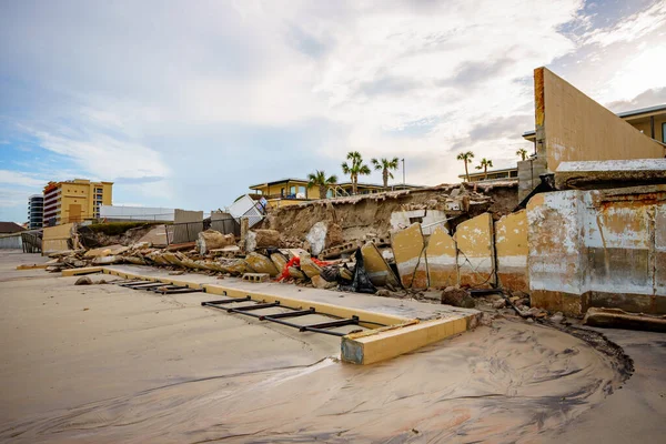 Морские Стены Пляжных Зданий Поврежденные Сильным Сёрфингом Урагана Николь Дейтона — стоковое фото