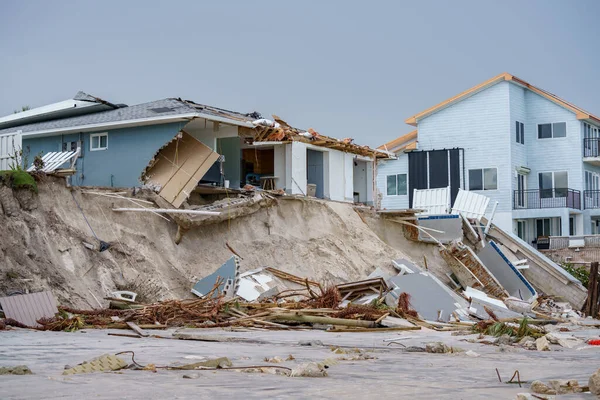Lyxiga Strandhus Kollapsar Kraftiga Vågor Orsakade Orkanen Nicole Daytona Beach — Stockfoto