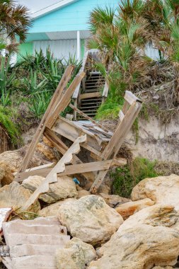 Nicole Daytona FL Kasırgası tarafından sahile giden yol yok edildi.