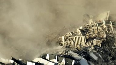 Çöken molozlardan çıkan duman.