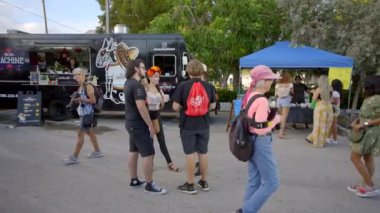 Fort Lauderdale FL 'deki Ölü Kutlama Günü' nde video yemek kamyonlarını tarıyor.