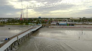 Nicole Kasırgası 'ndan sonra Daytona Sahili ana iskele girişi kapatıldı.