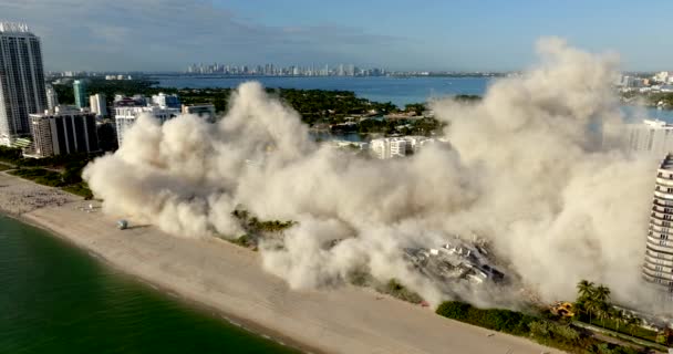 Καπνός Καλύπτει Miami Beach Μετά Την Κατάρρευση Του Deauville Beach — Αρχείο Βίντεο