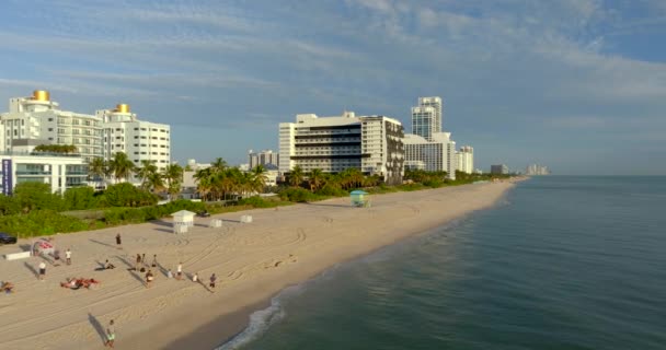 Widzowie Zbierają Się Aby Obejrzeć Implozję Deauville Beach Resort Miami — Wideo stockowe