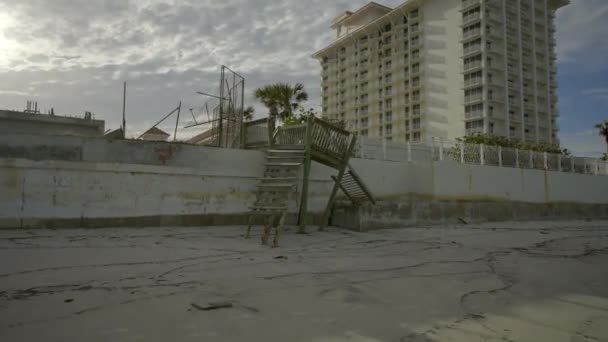 ハリケーンニコルデイトナビーチによって崩壊したビーチへの階段 — ストック動画