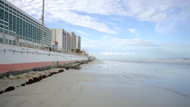 海の壁に達するデイトナビーチハリケーンニコル — ストック動画
