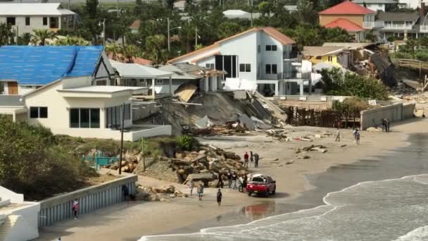 速報ハリケーンニコルはデイトナビーチの海辺の家に大規模な損傷を引き起こします — ストック動画