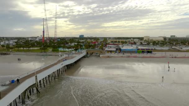 空中ビデオアプローチデイトナビーチのメインストリート桟橋の入り口はハリケーン ニコルの後に閉鎖 — ストック動画
