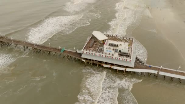 空中ドローン検査 ハリケーンニコルCirca 2022後のデイトナビーチ桟橋 — ストック動画