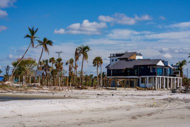 Fort Myers Beach, FL, ABD - 19 Kasım 2022: Ian Fort Myers FL Kasırgası tarafından yıkılan sahil evleri