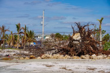Fort Myers Plajı, FL, ABD - 19 Kasım 2022: Fort Myers Sahili enkazı Ian Kasırgası sonrası
