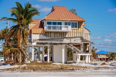 Fort Myers Beach, FL, ABD - 19 Kasım 2022: Ian Fort Myers FL Kasırgası tarafından yıkılan sahil evleri