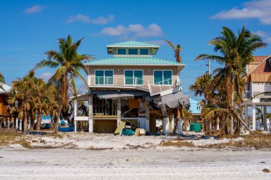 Fort Myers Beach, FL, ABD - 19 Kasım 2022: Ian Fort Myers FL Kasırgası tarafından yıkılan sahil evleri