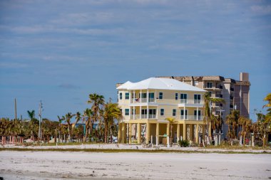 Fort Myers Beach, FL, ABD - 19 Kasım 2022: Ian Fort Myers FL Kasırgası tarafından yıkılan sahil evleri