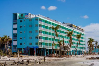 Fort Myers Plajı, FL, ABD - 19 Kasım 2022: Sahil Oteli Ian Kasırgası yüzünden hasar gördü ve kapandı