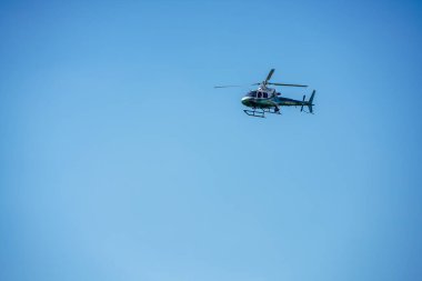 Fort Myers Plajı, FL, ABD - 19 Kasım 2022: Fort Myers Beach Kasırgası Ian sonrası devriye gezen şerif helikopteri