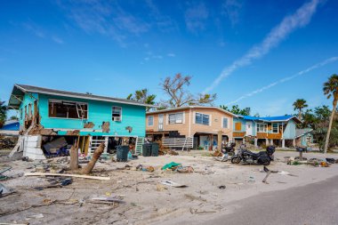 Fort Myers Plajı, FL, ABD - 19 Kasım 2022: Ian Kasırgası 'ndan sonra işler güçbela ayakta duruyor