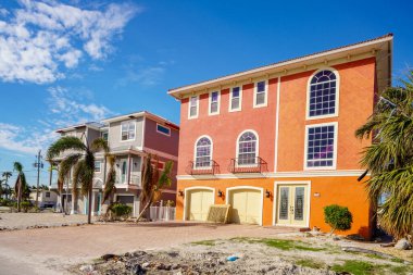 Fort Myers Beach, FL, ABD - 19 Kasım 2022: Lüks evler Ian Fort Myers Beach FL Kasırgası 'ndan en az hasar gördü