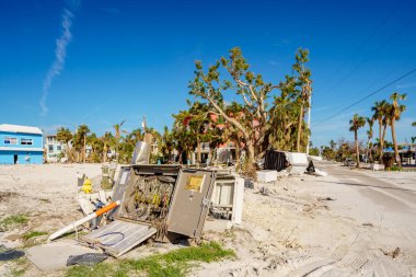 Fort Myers Plajı, FL, ABD - 19 Kasım 2022 Fort Myers Sahili Kasırgası 'nın caddelerinde kırılarak açılan elektrik kutusu