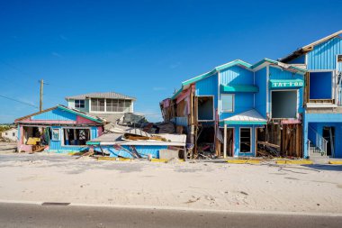 Fort Myers Beach, FL, ABD - 19 Kasım 2022: Fort Myers Beach 'teki iş binaları Ian Kasırgası tarafından tamamen yok edildi