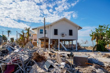 Fort Myers Plajı, FL, ABD - 19 Kasım 2022: Ian Kasırgası 'ndan sonra evler ve binalar sular altında kaldı