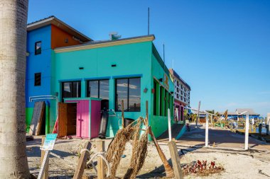 Fort Myers Plajı, FL, ABD - 19 Kasım 2022: Ian Kasırgası 'nın yol açtığı sel yüzünden Fort Myers Plajı' ndaki renkli bina