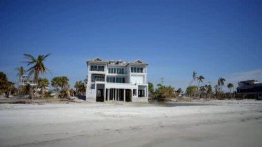 Ian Fort Myers Florida Kasırgası tarafından yıkılan lüks sahil arazisi.