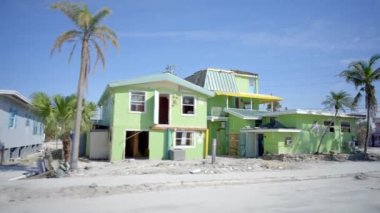 Renkli oteller ve kiralık tatil otelleri yükselen su baskını Ian Fort Myers Sahili Kasırgası tarafından tahrip edildi.