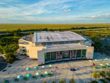 Sunrise, FL, ABD - 27 Kasım 2022: FLA Canlı Arena Gündoğumu FL 'nin insansız hava aracı fotoğrafı