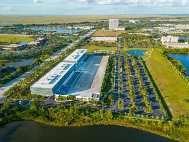 Sunrise, FL, ABD - 27 Kasım 2022: American Express Company Building Sunrise FL modern mimarinin hava aracı fotoğrafı
