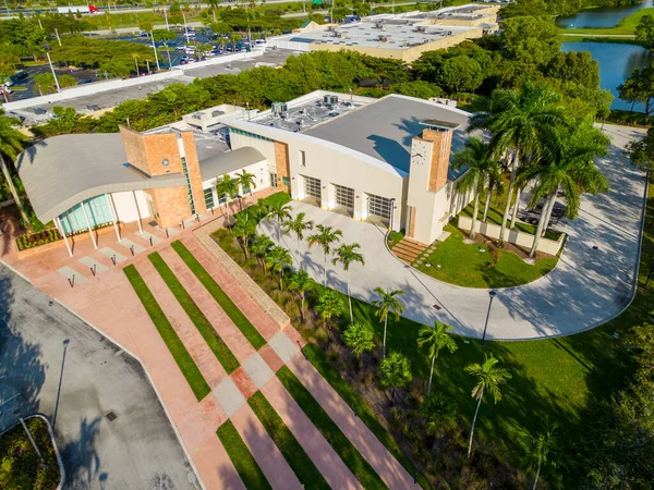 2022年11月27日米国フロリダ州サンライズ ニューリバー市民センターの空中ドローン写真 — ストック写真
