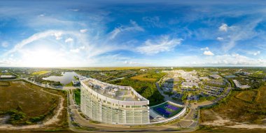 Sunrise, FL, ABD - 28 Kasım 2022: Sawgrass Mills Alışveriş Merkezi yakınlarındaki Sunrise FL 'de Aerial 360 fotoğraf Metropica Apartmanı